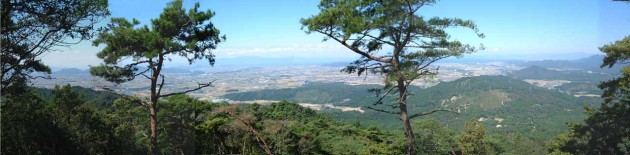 湖東平野、琵琶湖、そして、湖西の山々まで一望できます。